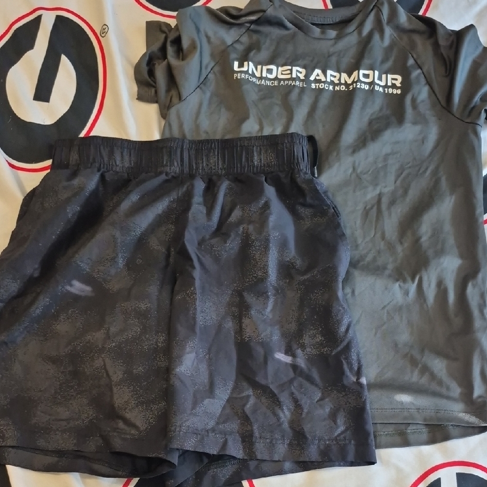 Under Armour Charcoal Gray Athletic Outfit